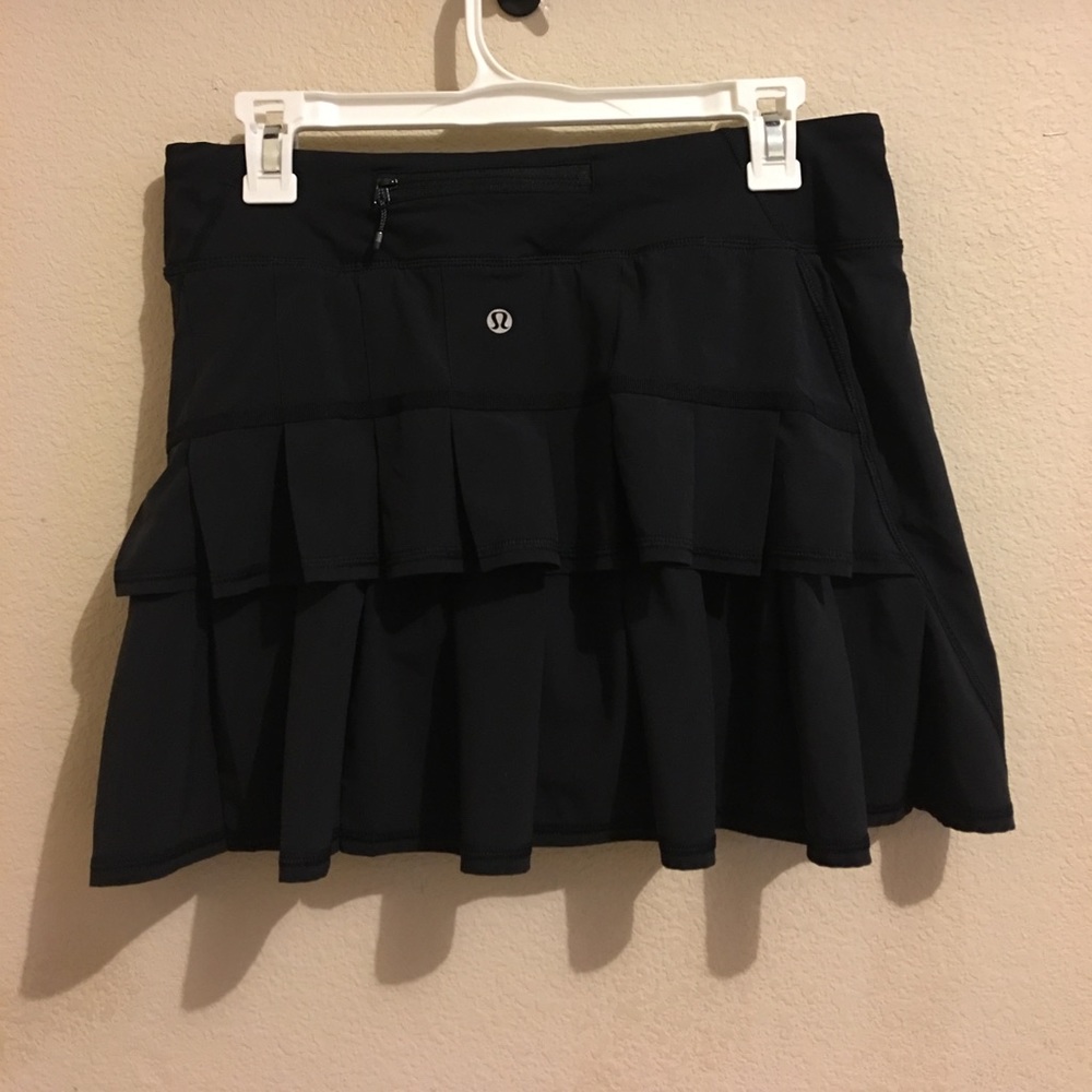 BLACK RUFFLED LULULEMON SKIRT